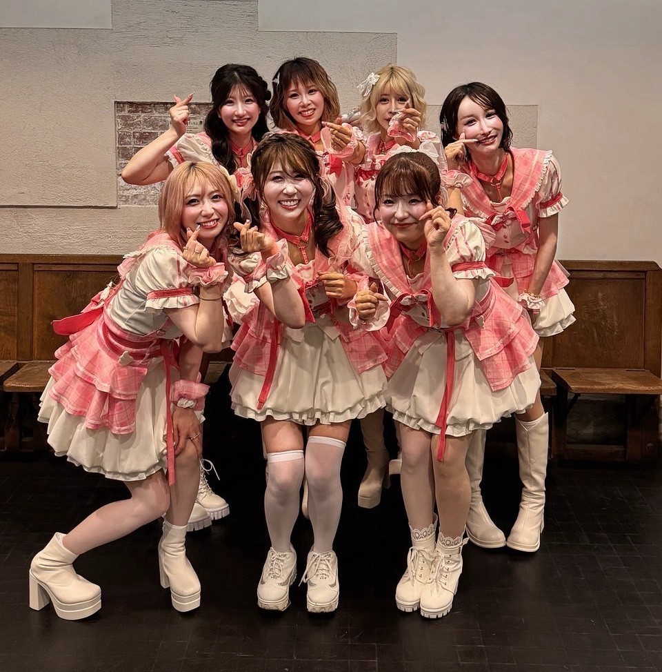 ピンクの衣装を着たもしドルメンバー